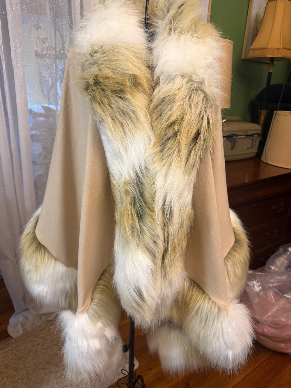Fabulous Furs cape faux-fur